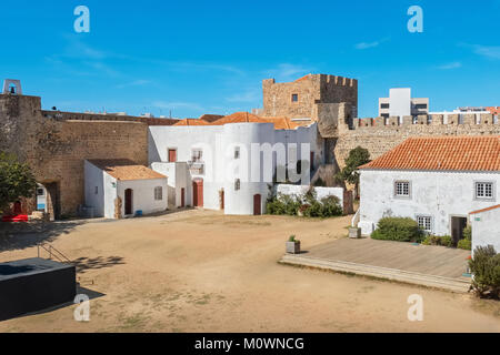 Innenhof der mittelalterlichen Festung in Sines. Alentejo, Portugal Stockfoto