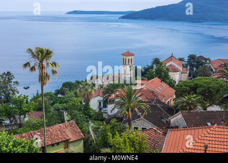 Luftaufnahme von Kanli kula Festung mit Glockenturm des Heiligen Hieronymus Kirche in Herceg Novi Stadt an der Küste der Bucht von Kotor in Montenegro Stockfoto