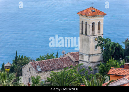 Kirchturm der Hl. Hieronymus Kirche in Herceg Novi Stadt an der Adria Küste in Montenegro, Ansicht von Kanli kula Festung Stockfoto