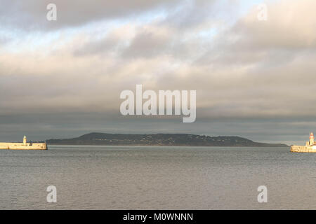 Ein Blick auf die Howth von Dun Laoghaire Pier bei ruhigem Wetter. Stockfoto