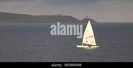 Eine Jolle zu segeln. Stockfoto