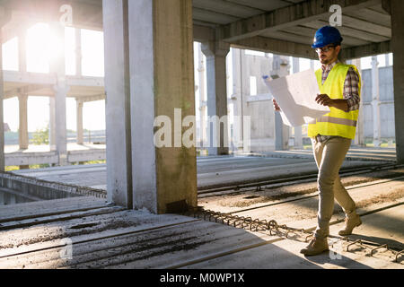 Bild der Baustelle Ingenieur auf der Suche nach Plan Stockfoto