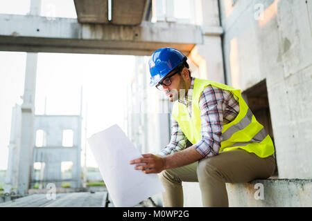 Bild der Baustelle Ingenieur auf der Suche nach Plan Stockfoto