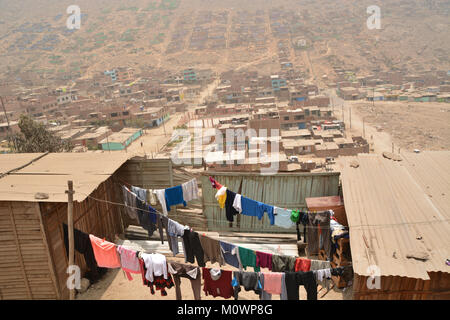 Bunte Landry hängen in der endlosen Slums außerhalb von Lima, Peru zu trocknen Stockfoto