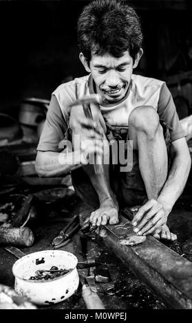 Männer, die in einem Markt arbeiten, Indonesien Stockfoto