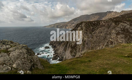 Sleive Liga sind die höchsten Klippen in Irland. Das Windswept Straße, die zu den Klippen ist eine spektakuläre entfernt. Stockfoto