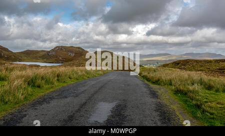 Sleive Liga sind die höchsten Klippen in Irland. Das Windswept Straße, die zu den Klippen ist eine spektakuläre entfernt. Stockfoto