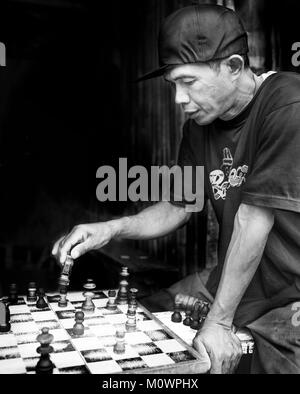 Männer spielen Schach in einem Markt, Indien Stockfoto