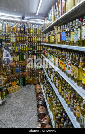 Reihen von verschiedenen Arten von Cachaca Getränk, das aus Destillierten Zuckerrohr auf Verkauf in Belo Horizonte Mercado Central Stockfoto