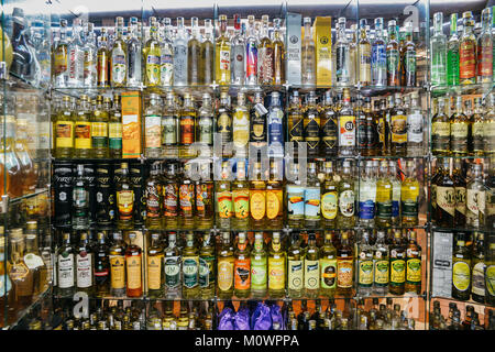 Reihen von verschiedenen Arten von Cachaca Getränk, das aus Destillierten Zuckerrohr auf Verkauf in Belo Horizonte Mercado Central Stockfoto