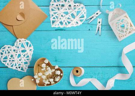 Mockup Brief mit Papier Herzen, Kraftpapier, mit Blumen für Grusskarten Valentinstag im rustikalen Stil mit Platz für Ihren Text, Flach, Ansicht von oben Foto Mock up Stockfoto