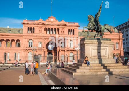 Argentinien, Provinz Buenos Aires, Buenos Aires, Plaza de Mayo, Casa Rosada, der Argentinischen Executive mit seinem Gebäude (1898) eklektischen Stil und führenden Reiterstandbild von General Manuel Belgrano Schöpfer der Argentinischen Flagge Stockfoto