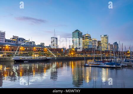 Argentinien, Provinz Buenos Aires, Buenos Aires, Puerto Madero, alten Hafengebiet umgewandelt in ein neues Wohn- und Geschäftshaus in der 2000 s Stockfoto