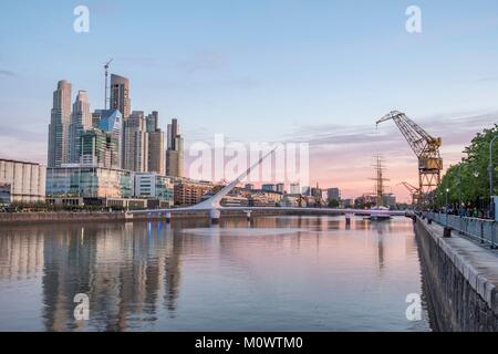 Argentinien, Provinz Buenos Aires, Buenos Aires, Puerto Madero, alten Hafengebiet umgewandelt in ein neues Wohn- und Geschäftshaus in der 2000 s, Puente de La Mujer (2001) von spanischen Architekten Santiago Calatrava. Stockfoto