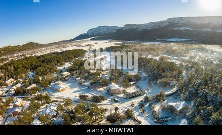 Frankreich, Var, Provence, Massiv von Sainte Baume, National Forest von La Sainte Baume, Plan d'Aups Dorf, Luftaufnahme Stockfoto