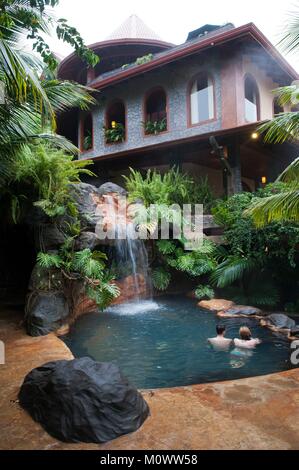 Costa Rica, Alajuela Provinz, La Fortuna, hotel The Springs Resort und Spa, Baden in einer natürlichen heißen Quelle Stockfoto