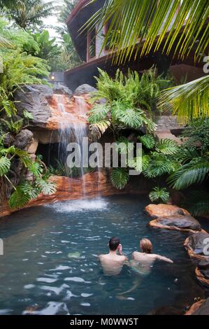 Costa Rica, Alajuela Provinz, La Fortuna, hotel The Springs Resort und Spa, Baden in einer natürlichen heißen Quelle Stockfoto