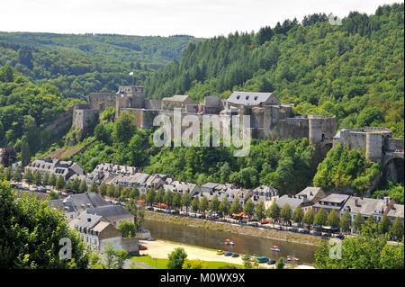 Belgien, Luxemburg, Bouillon, Schloss mit Blick auf den Fluss Semois Stockfoto