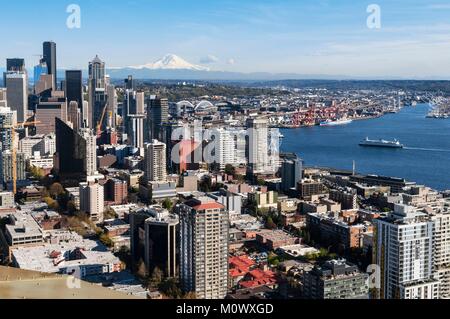 United States, Washington State, Seattle, Downtown und Mount Rainier Blick von der Space Needle. Stockfoto