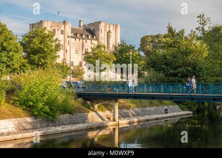 Frankreich, Deux Sevres, Marais Poitevin interregionale Park mit der Bezeichnung Grand Site de France, Niort, Site de La Roussille, Passerelle sur la Sevre Niortaise et le Donjon Stockfoto