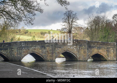 Steinbrücke über den Fluss Wye an einem kalten, sonnigen Winter an der Stadt von Bakewell im Peak District, Derbyshire, England. Stockfoto