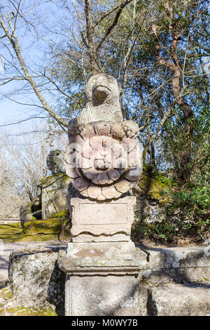 Beautifulls antike Skulpturen an der berühmten Giardino dei Mostri (Park Monster'), auch Sacro Bosco (Heiligen Hain) oder Giardini di Bomarzo (Gard bezeichnet Stockfoto