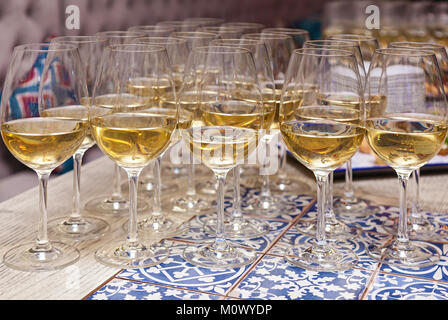 Gläser Champagner auf dem Tisch. Stockfoto