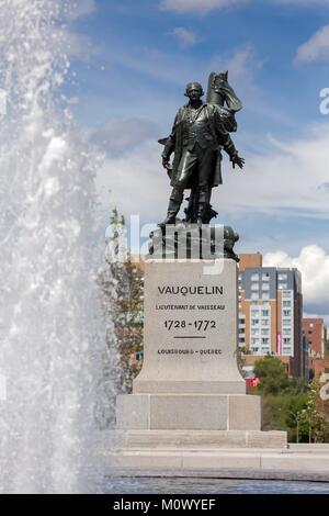 Kanada, in der Provinz Quebec, Montreal, Old Montreal, Vauqelin Platz und seine Statue von Naval Officer Jean Vauquelin Stockfoto