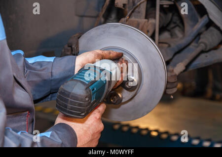 Lamellenbremse instand setzen im Auto. Stockfoto