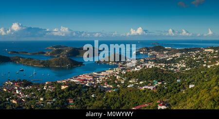 Us Virgin Islands, St. Thomas, Charlotte Amalie, erhöhten Blick auf die Stadt. Stockfoto