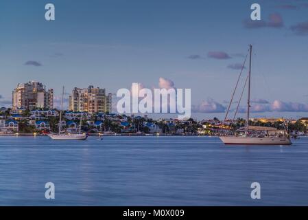 Niederlande, Sint Maarten, Simpson Bay, Sonnenaufgang auf die Simpson Bay Lagoon Stockfoto