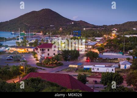 Britische Jungferninseln, Virgin Gorda, spanische Stadt, erhöhten Blick auf die Stadt, Dämmerung Stockfoto