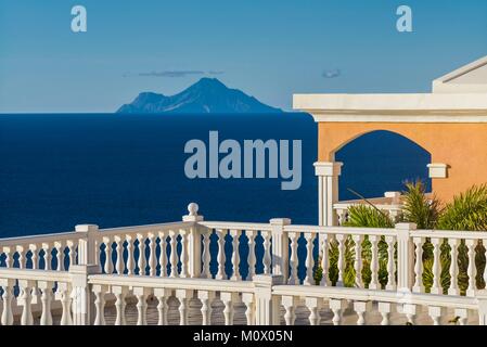 Niederlande, Sint Maarten, Philipsburg, Blick auf die Insel Saba Stockfoto