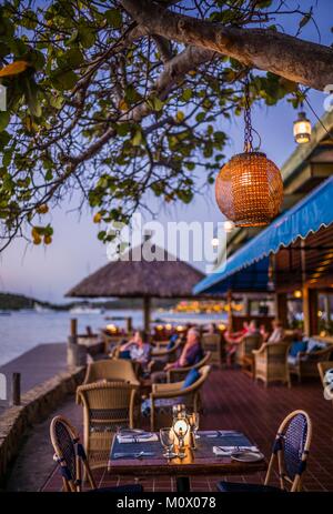 Britische Jungferninseln, Virgin Gorda, das bittere Ende, Waterfront Restaurant, Dämmerung Stockfoto