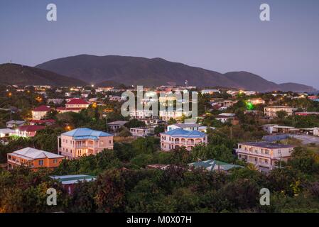 Britische Jungferninseln, Virgin Gorda, spanische Stadt, erhöhten Blick auf die Stadt, Dämmerung Stockfoto