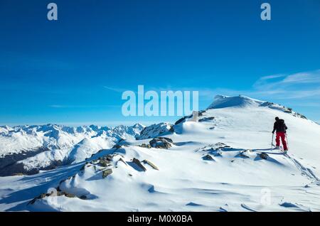 Schweiz, Graubünden, Davos, Skitouren auf den ersten Schnee der Saison am Schwarzhorn (2768 m) Stockfoto