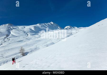 Schweiz, Graubünden, Davos, Skitouren auf den ersten Schnee der Saison am Schwarzhorn (2768 m) Stockfoto