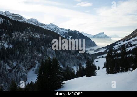 Schweiz, Uri, Riemenstalden, Skitouren rund um lidernen Hütte über dem Vierwaldstättersee Stockfoto