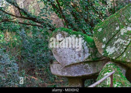 Beautifulls antike Skulpturen an der berühmten Giardino dei Mostri (Park Monster'), auch Sacro Bosco (Heiligen Hain) oder Giardini di Bomarzo (Gard bezeichnet Stockfoto