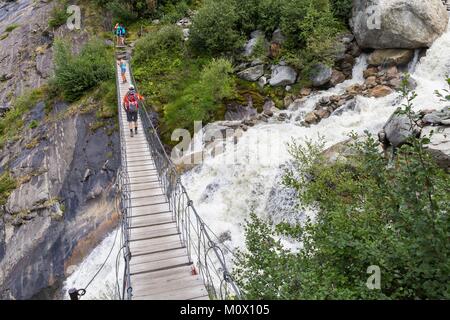 Frankreich, Haute Savoie, Saint Gervais-les-Bains, Bionnassay Fußgängerbrücke, Tour du Mont Blanc Stockfoto