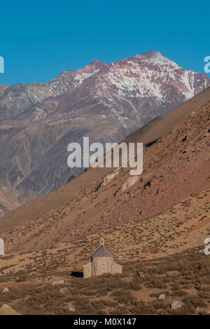 Argentinien, Mendoza, Provinz, Aconcagua Pronvicial Park, Puente del Inca Kapelle Stockfoto