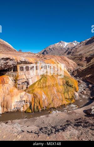 Argentinien, Provinz Mendoza Aconcagua Provincial Park, zentralen Anden, Inka Brücke Puente del Inca, natürliche Brücke über den Rio de las Cuevas Stockfoto