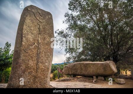 Frankreich, Corse du Sud, prähistorische Stätte von Filitosa, Statue-menhir genannt Filitosa V, bewaffneten Zeichen Stockfoto