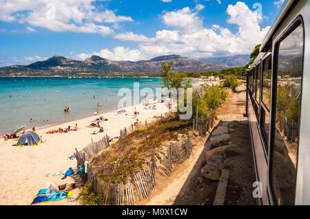 Frankreich, Haute Corse, Balagne, Calvi, die trinighellu oder kleine Zug in Korsika Röcke Calvi Beach Stockfoto