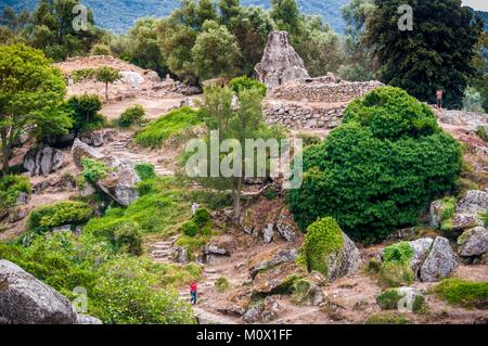 Frankreich, Corse du Sud, prähistorische Stätte von Filitosa, Ausrichtung der Menhire Statuen und das Oppidum im Hintergrund Stockfoto