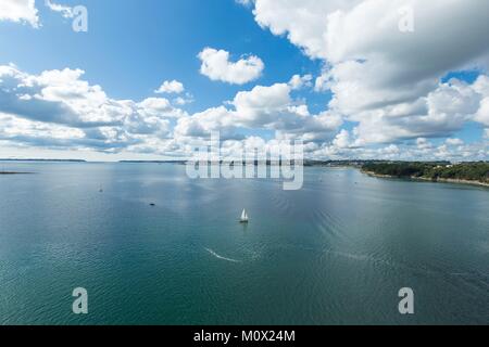 Frankreich, Finistere, Plougastel Daoulas, die elorn Fluss zwischen Plougastel Daoulas und Le Relecq Kerhuon und Brest Hafen im Hintergrund Stockfoto