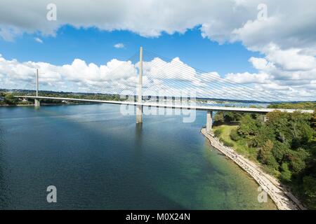 Frankreich, Finistere, Plougastel Daoulas, die Iroise Brücke über den Elorn Fluss zwischen Plougastel Daoulas und Le Relecq Kerhuon auf RN165 Stockfoto