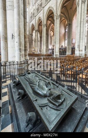 Frankreich, Picardie, Amiens, die Kathedrale Notre-Dame, das Juwel der Gotik, als Weltkulturerbe von der UNESCO, Bronze recumbent Statue des Bischofs Geoffroy d'Eu Stockfoto
