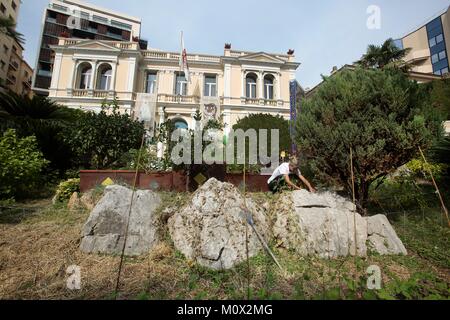 Fürstentum Monaco, Monaco, Jessica Sbaraglia Gründer von Terre de Monaco im Gemüsegarten von Albert II von Monaco Stiftung arbeitet. Im Jahr 2016 startete von Jessica, Ehemaliger Schweizer Modell, Terre de Monaco hat sich zum weltweit größten privaten Farm für die städtische Landwirtschaft. Stockfoto