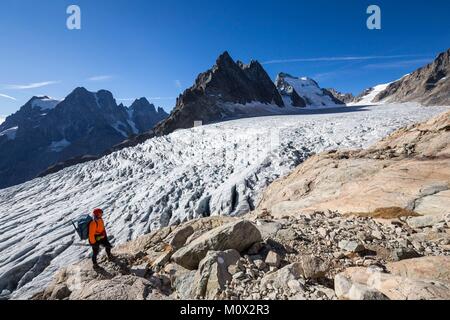 Frankreich, Hautes Alpes, Nationalpark Ecrins, Region der Briançonnais, der Glacier Blanc (3023 m), Wanderweg zur Hütte des Ecrins, auf der linken Seite gesehen auf den Berg Pelvoux (3932 m), in der Mitte der Punkt der Grande Chaux (3660 m) und auf der rechten Seite der Barre des Ecrins (4101 m) Stockfoto